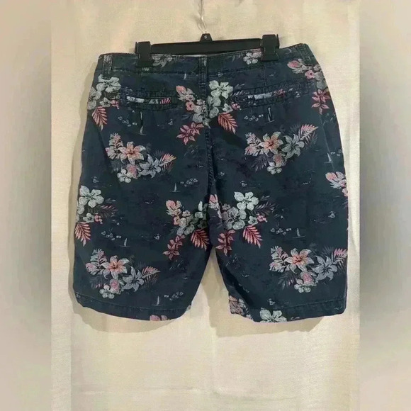 Men’s Blue Floral Arizona Shorts - Picture 2 of 6